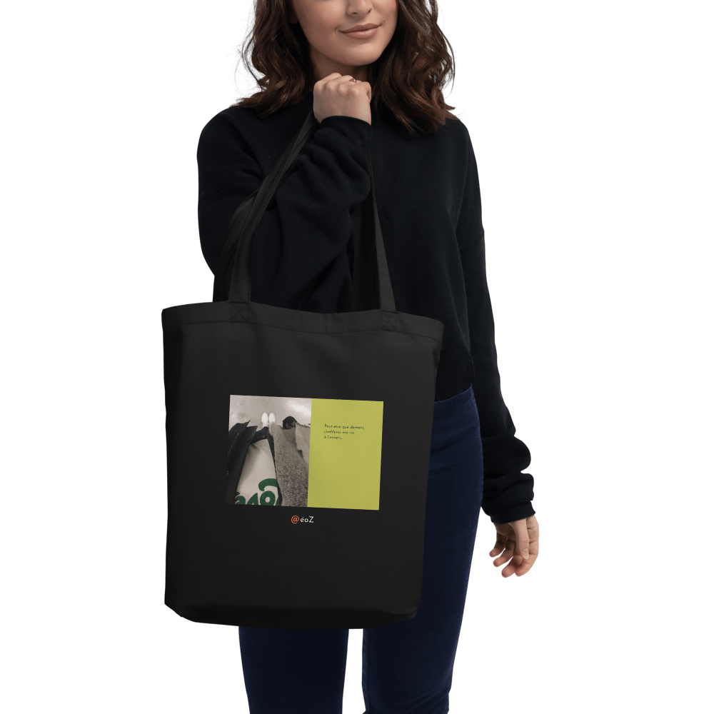 Tote Bag noir en coton Bio EoZ Créations Originales « Peut-être que demain… » porté