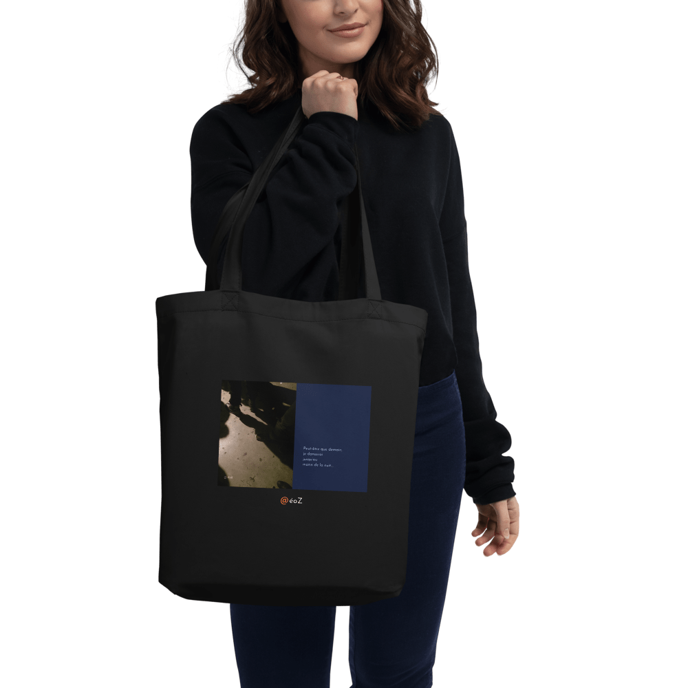 Tote Bag noir en coton Bio EoZ Créations Originales « Peut-être que demain… » porté