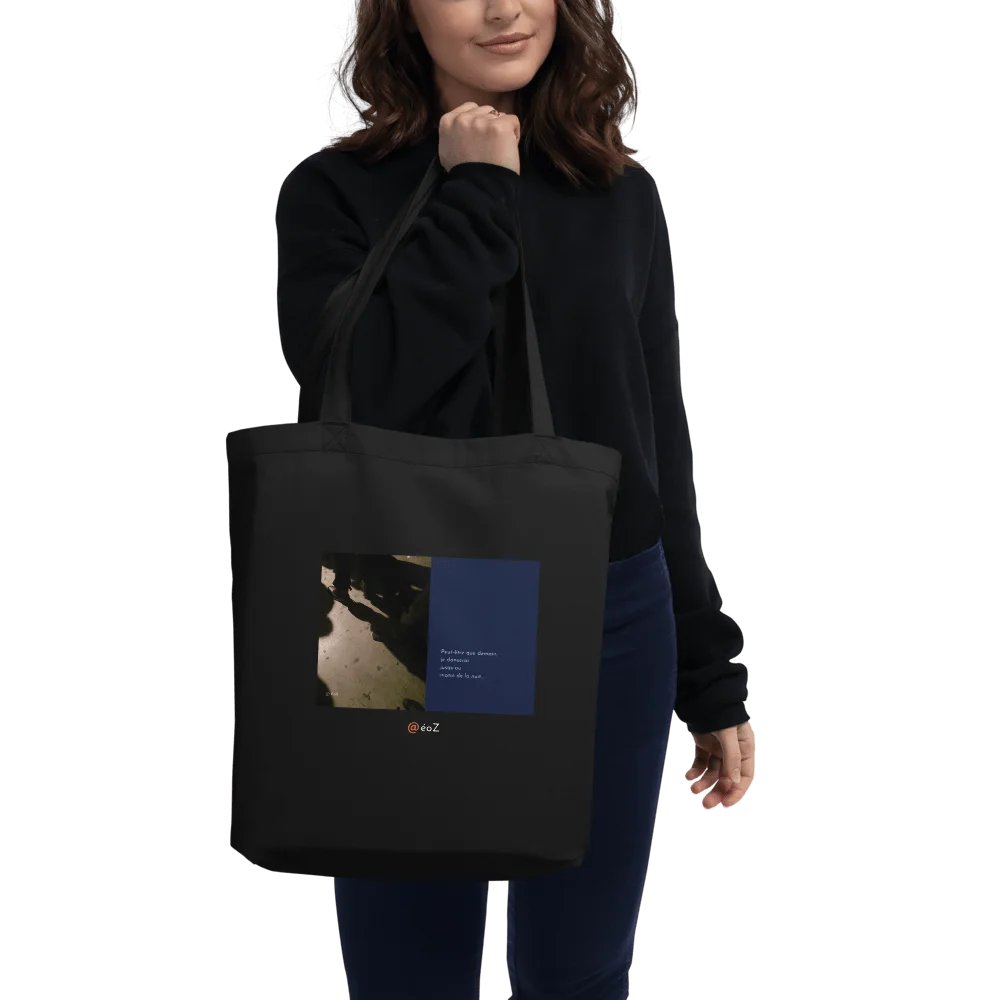 Tote Bag noir en coton Bio EoZ Créations Originales « Peut-être que demain… » porté
