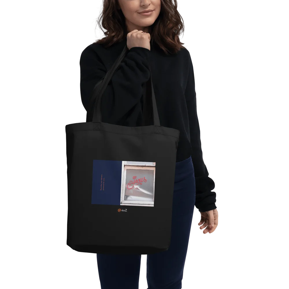 Tote Bag noir en coton Bio EoZ Créations Originales « Peut-être que demain… » porté