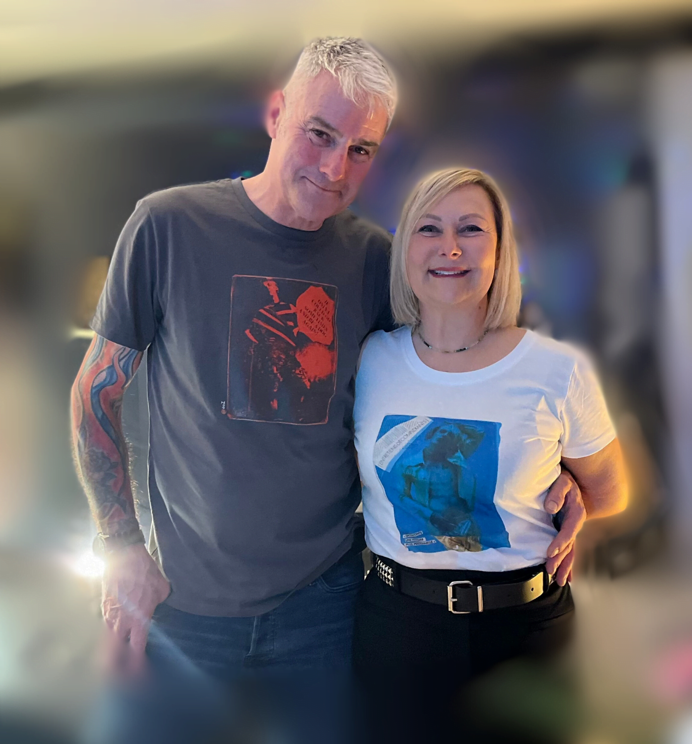 Olga B. & Thierry portent les t-shirts "Boy Bleu", "Boy Orange" Olga B. & Thierry portent les t-shirts "Boy Bleu", "Boy Orange"