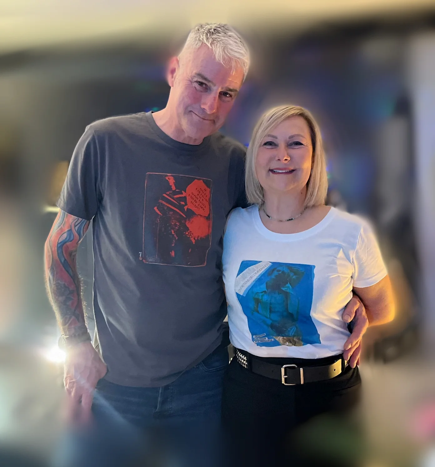 Olga B. & Thierry portent les t-shirts "Boy Bleu", "Boy Orange"