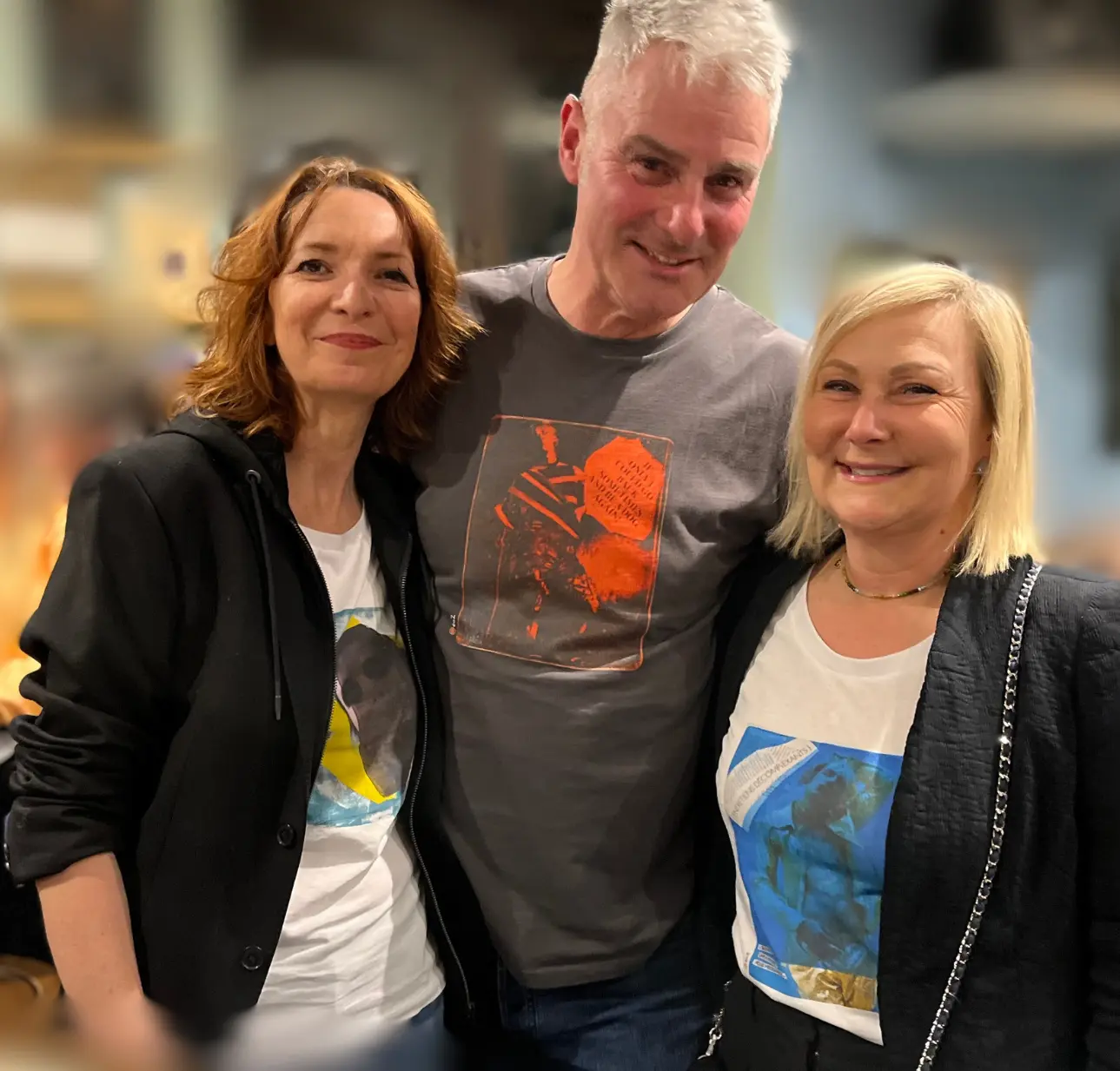 Olga B. & Thierry & Eoz portent les t-shirts "Boy Bleu", "Boy Orange", "Love Hate" Olga B. & Thierry & Eoz portent les t-shirts "Boy Bleu", "Boy Orange", "Love Hate"