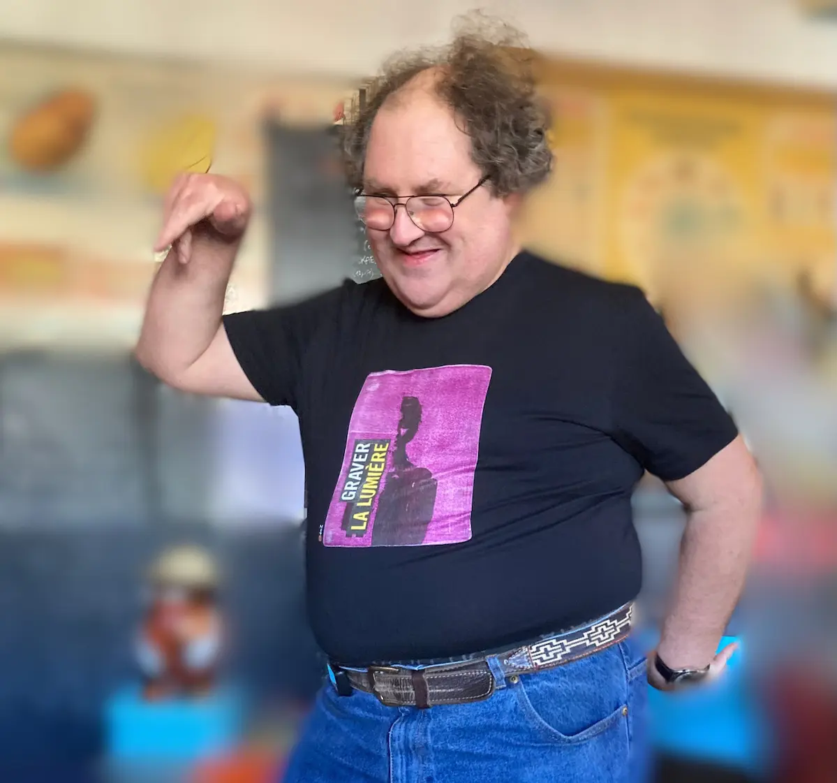 Jean Daniel porte le t-shirt unisexe "Graver la Lumière" Jean Daniel porte le t-shirt unisexe "Graver la Lumière"