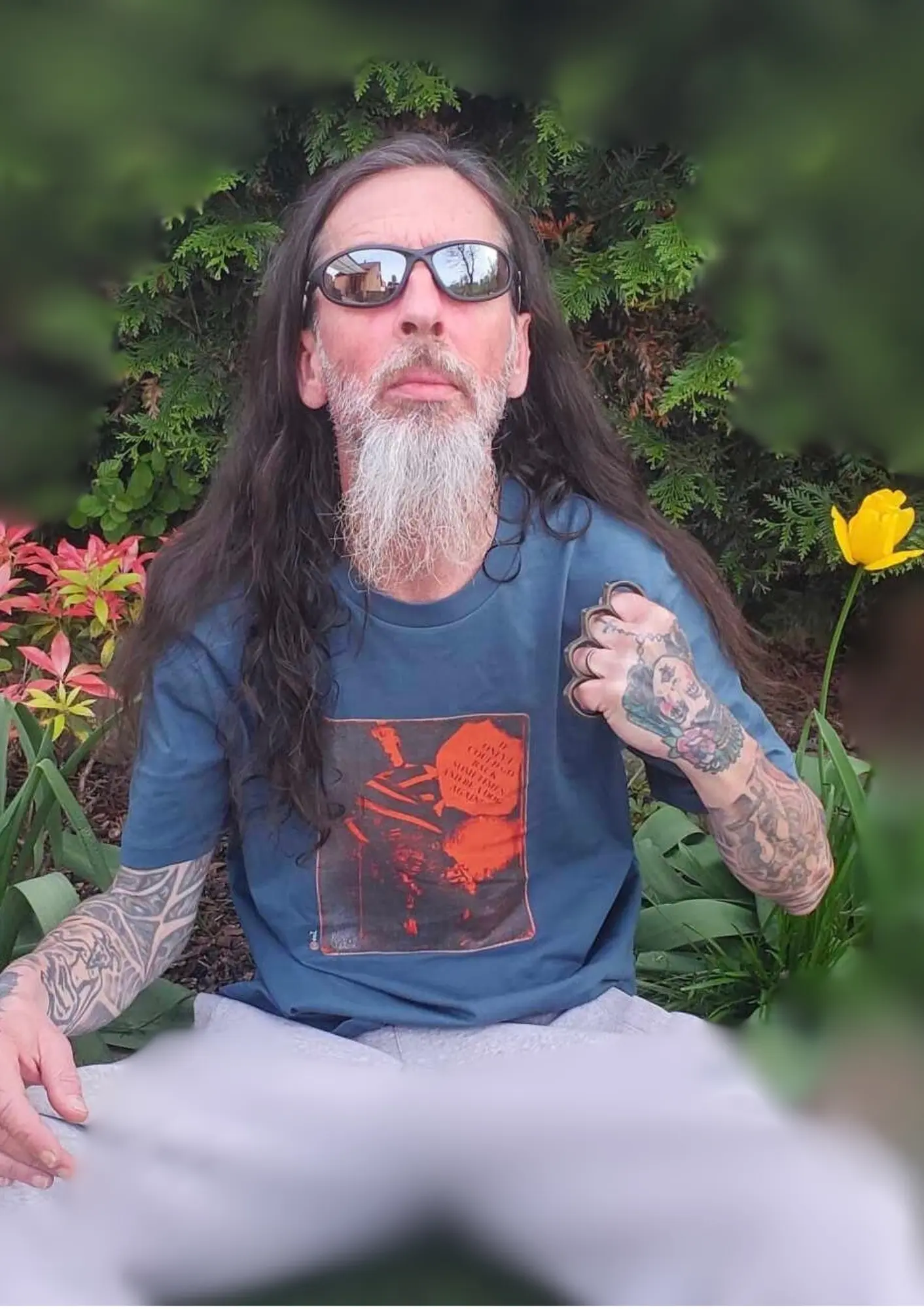 Fred S. porte le t-shirt unisexe "Boy Orange" Fred S. porte le t-shirt unisexe "Boy Orange"