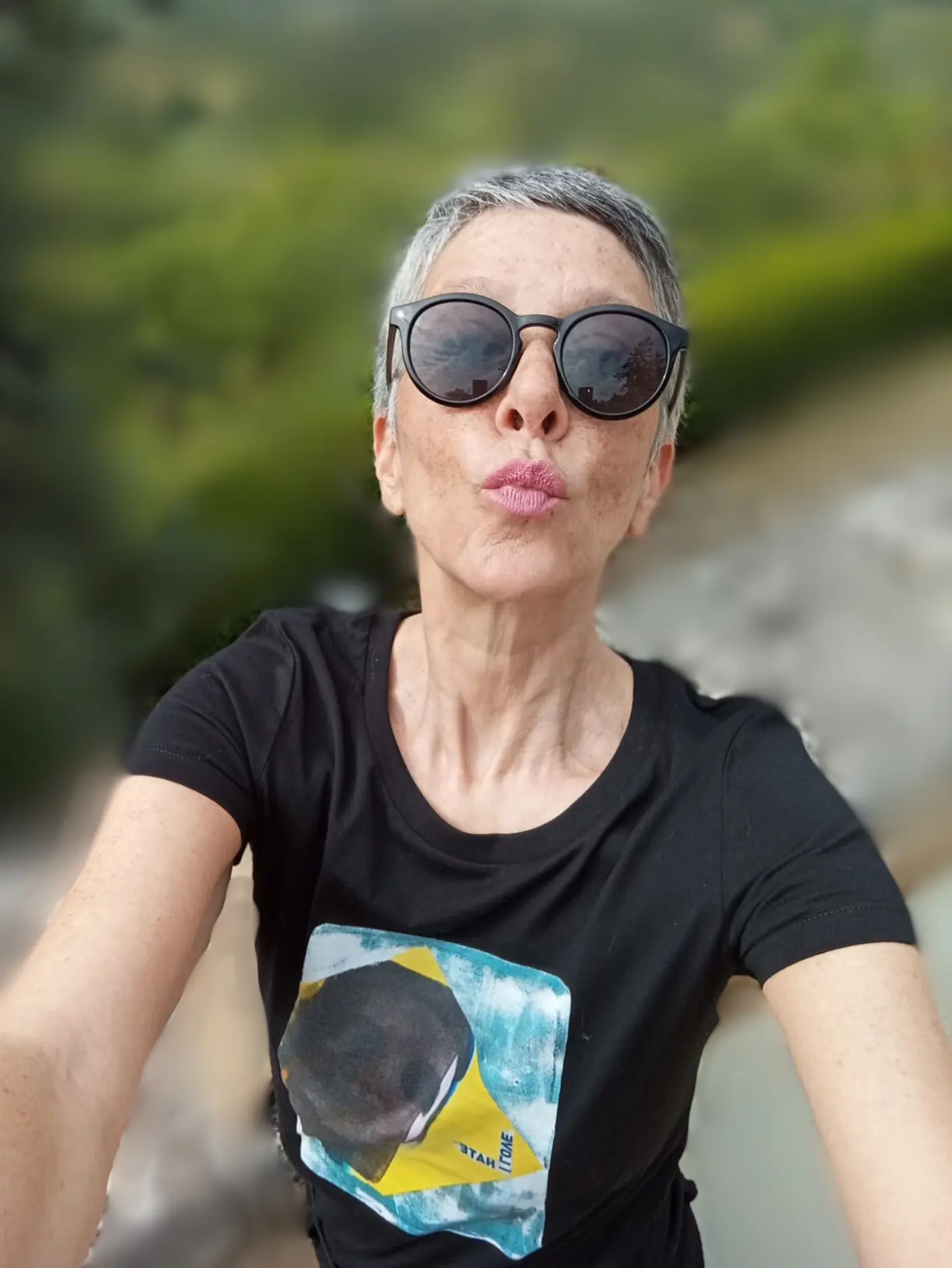 Laetitia G. porte le t-shirt unisexe "Love Hate" Laetitia G. porte le t-shirt unisexe "Love Hate"