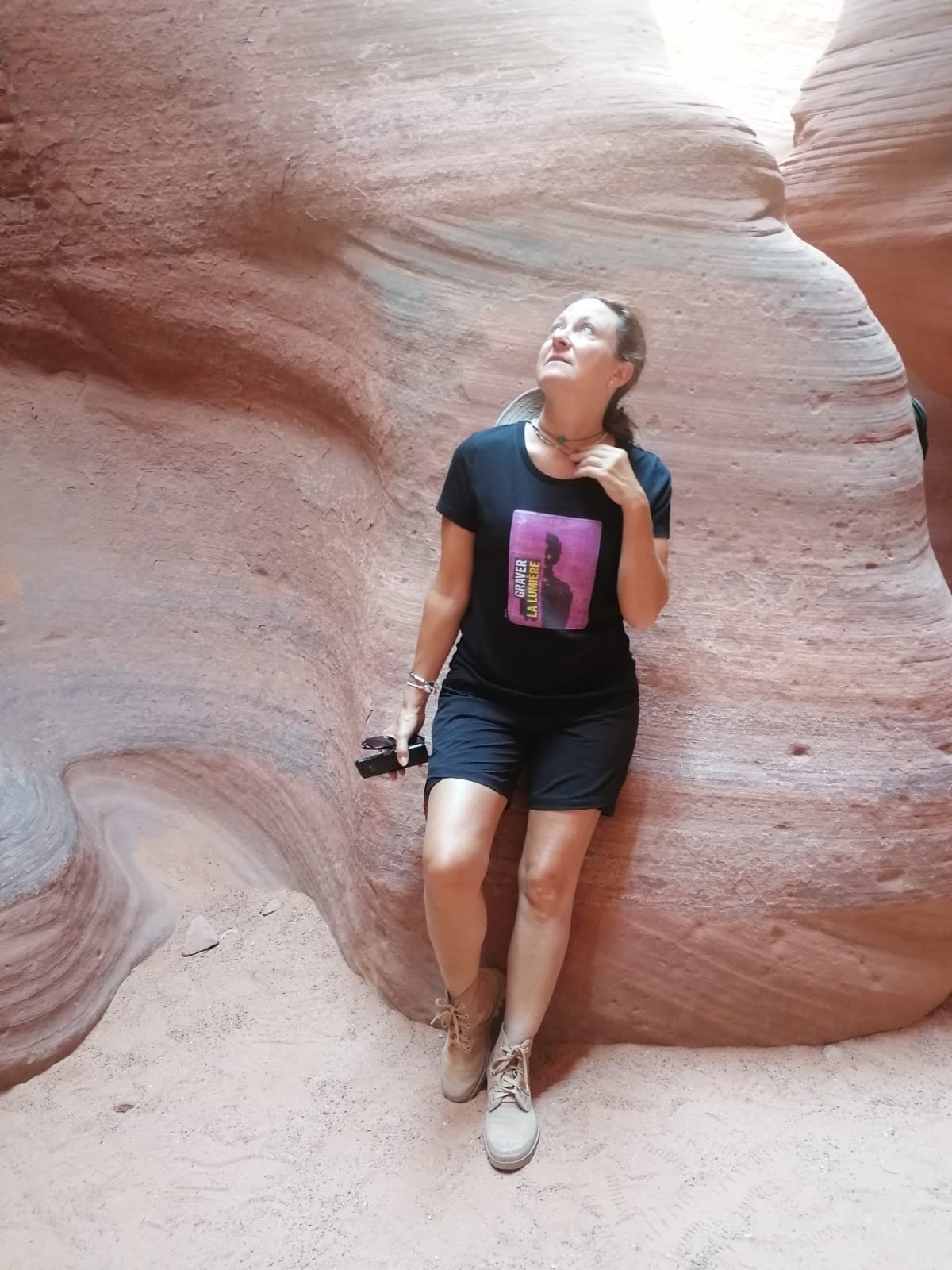 Emmanuelle C. porte le tshirt "Graver la lumière" Emmanuelle C. porte le tshirt "Graver la lumière"