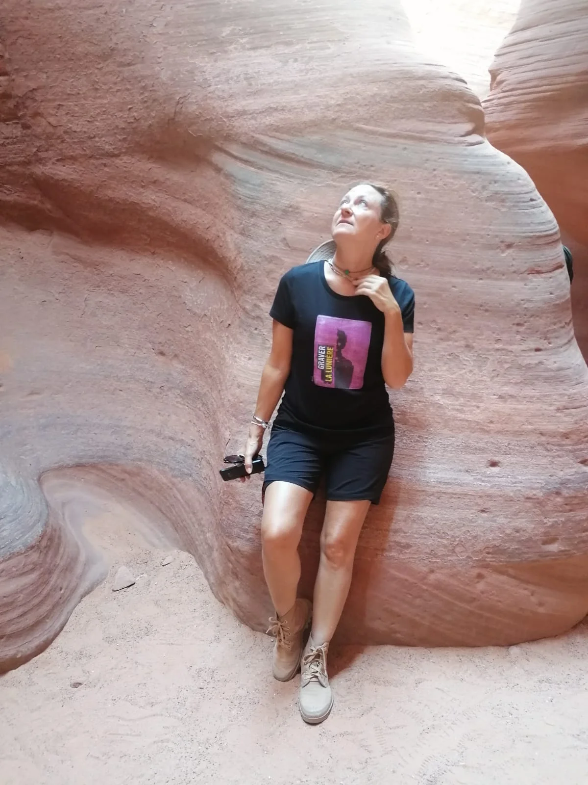Emmanuelle C. porte le tshirt "Graver la lumière"