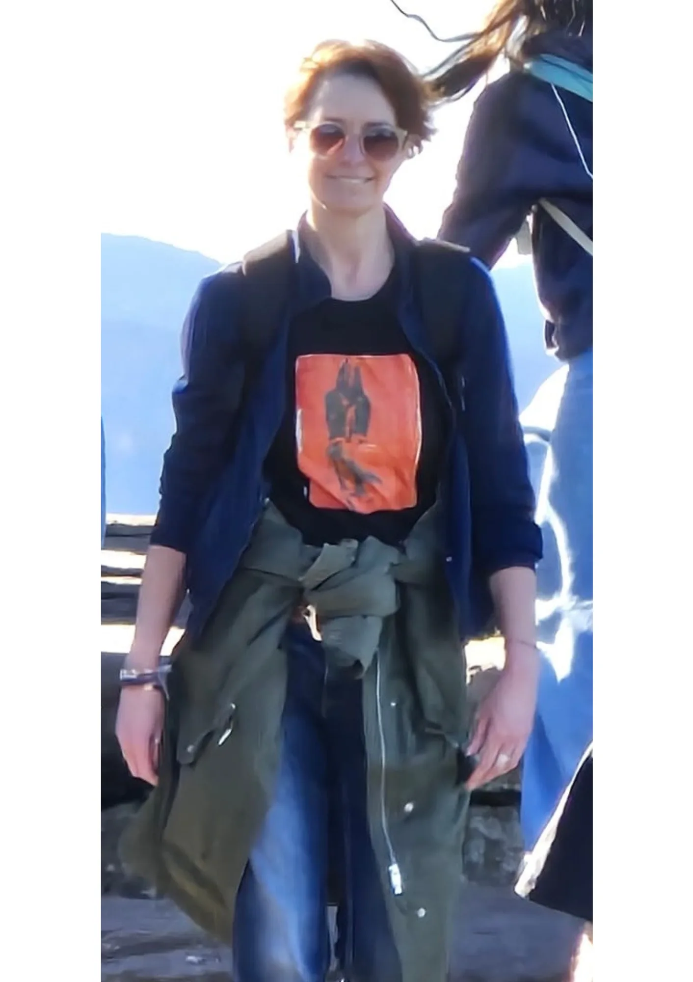 Céline porte le t-shirt noir de la collection "S'exposer à la face du Monde"